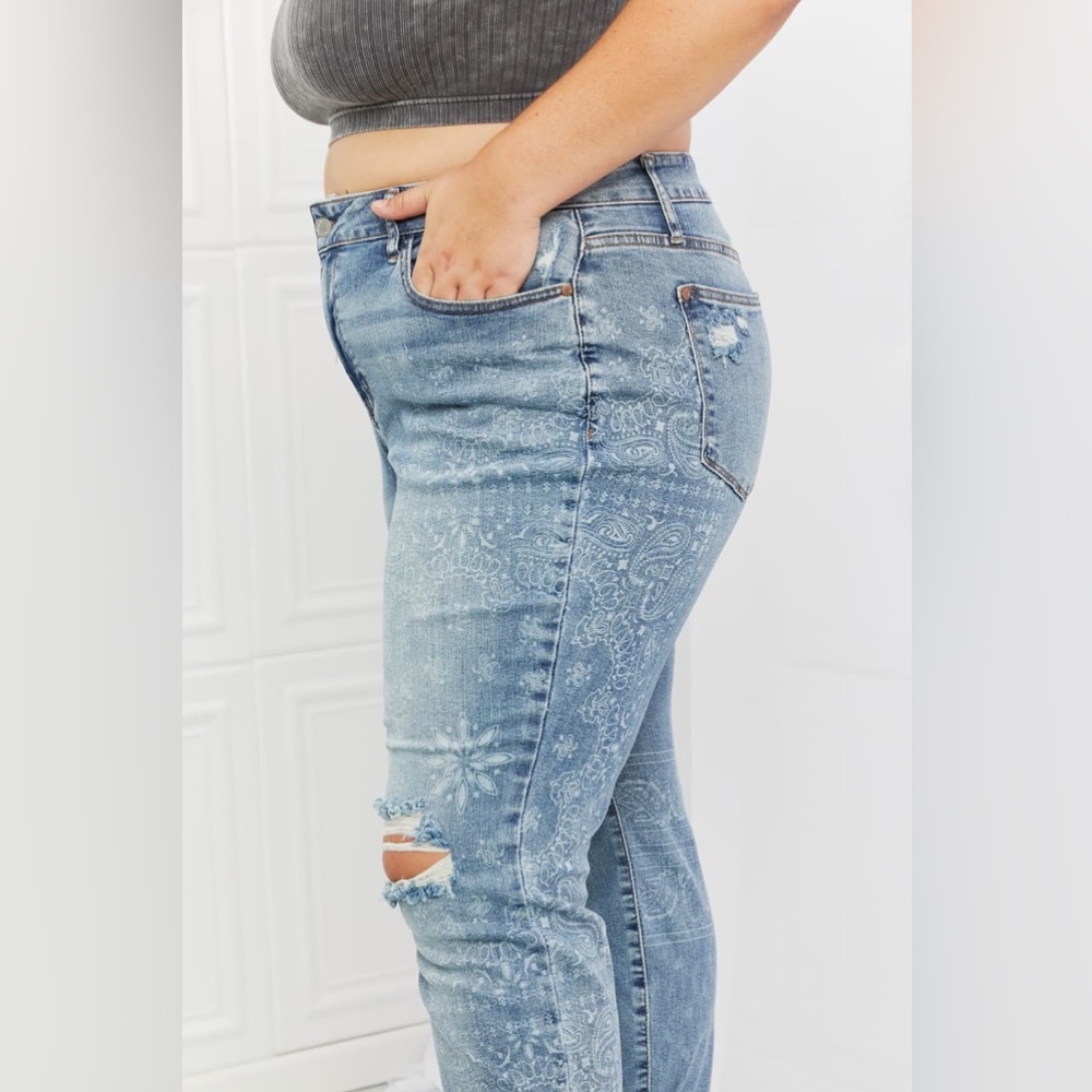 FLASH SALE! JUDY BLUE Plus Size Maika Paisley Patterned Ripped Boyfriend Jeans - Picture 2 of 4